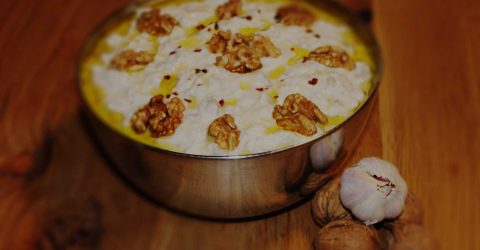 Joghurt mit Haselnüssen und Olivenöl
